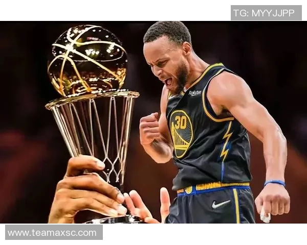 库里神勇表现单场投中12记三分球带领球队完成惊天逆转